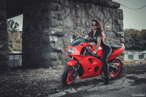 Шикарная брюнетка на красном коне